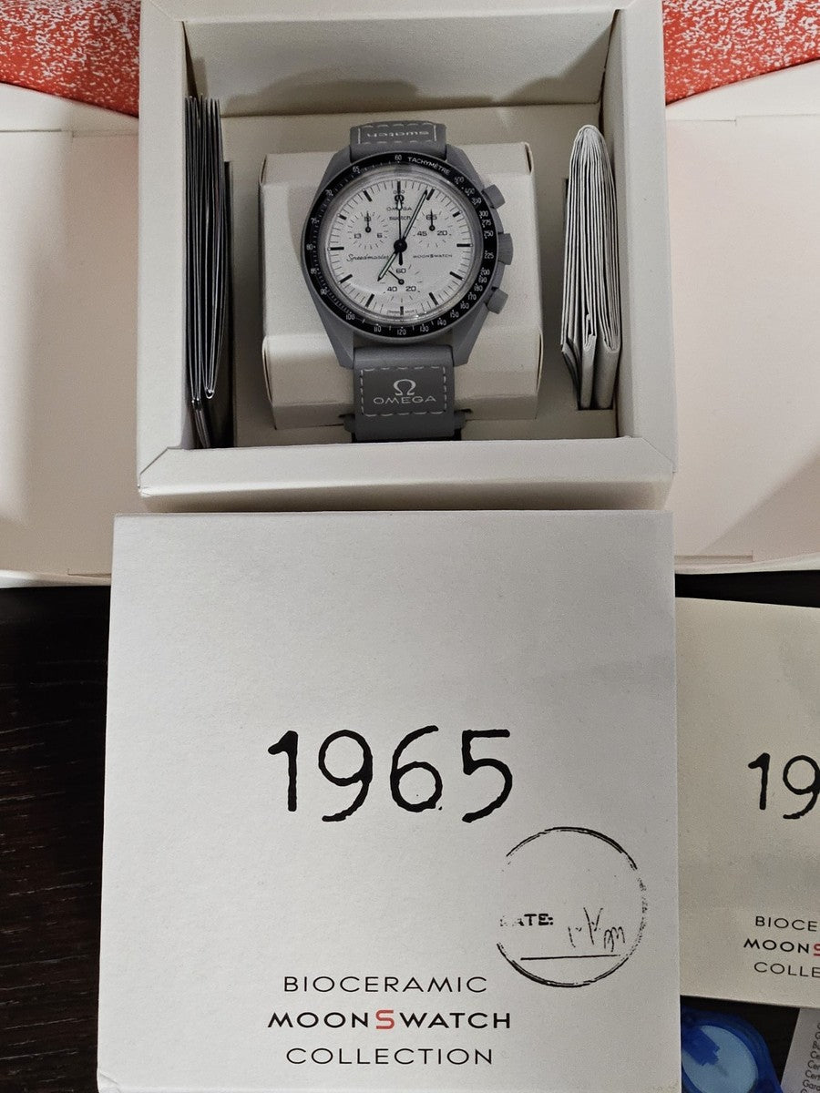 MOONSWATCH MISSION TO MOONPHASE 1965 - SWATCH X OMEGA BIOCERAMIC