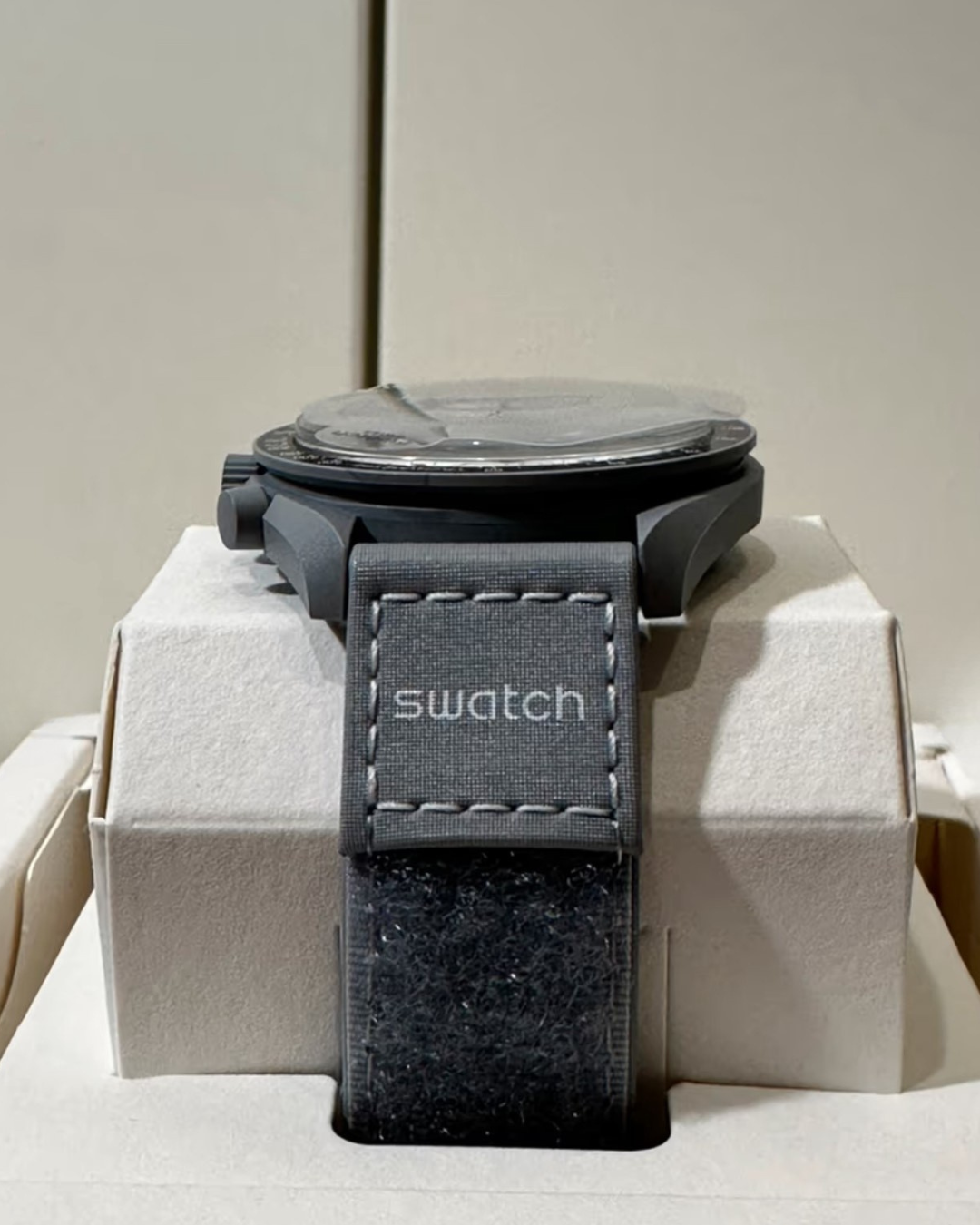 MOONSWATCH MISSION TO MOONPHASE 1965 - SWATCH X OMEGA BIOCERAMIC